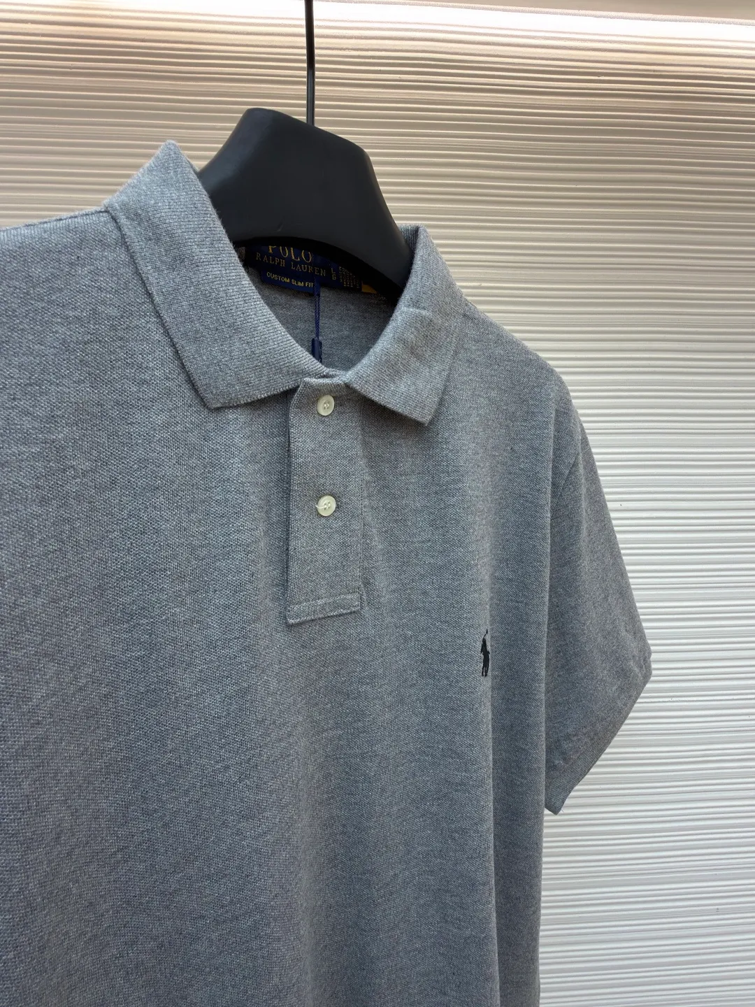 Ralph Lauren embroidered logo Polo shirt ●Original version: Purchased and developed for 1290 ●Item number: 1682566-A15 ●Material: piqué cotton fabric ●Technology: embroidery production ●Color: gray ●Version: Fitted version ●Weight: about 280 grams ●Size: S-M-L-XL ●Description: Customized piqué cotton sateen, compact and delicate, comfortable and skin-friendly, elegantly presented with a touch of deep black The iconic white pony embroidery is like a smart musical note dancing on the black canvas. It is simple but highly recognizable. It is a versatile artifact in the wardrobe. It has a very simple shape and contains the soul of fashion. It adopts imported machine embroidery technology. It uses advanced computer control systems and precision mechanical parts to realize the iconic pony embroidery operation with high precision. The lines are smooth and delicate, and the fabrics have been washed. It has a better hand feel and texture. It is not easy to deform, not easy to shrink, not easy to fade, and maintains long-term beauty. The overall wiring is straight and delicate, the fabric is comfortable and soft, and the color is consistent without color difference. It can be matched with the same style to create a fashionable look and control various occasions. Customized accessories, complete with three standards, same style for men and women!